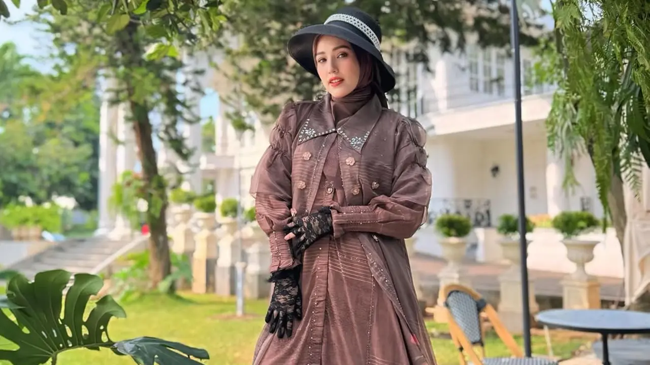 6 Inspirasi Outfit Gamis ala Adelia Istri Pasha Ungu, Modis untuk Usia 30-an