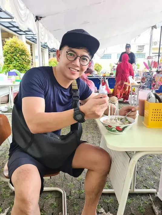 Nicky Tirta tak mau menyia-nyiakan pasangannya karena kesibukan yang dijalani. Menurutnya, hari-harinya sudah penuh hingga jam 10 malam. Mulai ngurus anak, usaha, kerja juga syuting. "Jadi mungkin suatu saat kalau udah pingin, aku benar-benar luangkan waktu untuk utamakan itu," pungkas Nicky Tirta. [Instagram/nickytirta]