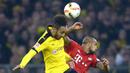 Pemain Munchen, Arturo Vidal (kanan) berebut bola dengan pemain Dortmund, Pierre-Emerick Aubameyang  pada lanjutan Bundesliga 2015-2016 di Stadion Signal Iduna Park ,Dortmund, Minggu (5/3/2016) dini hari WIB. (EPA/Bernd Thissen)