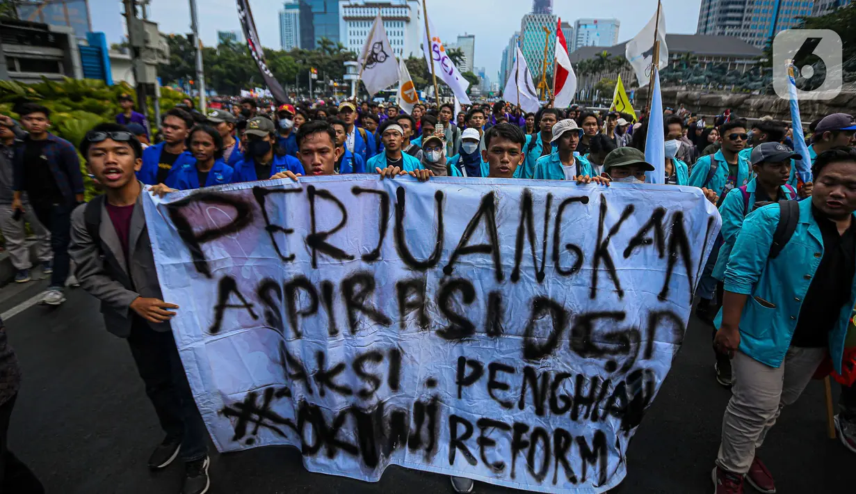 Aksi tersebut memperingati sembilan tahun pemerintahan Presiden Joko Widodo. (Liputan6.com/Faizal Fanani)