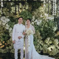 Kebaya tersebut juga memiliki train yang menyerupai dress menjuntai. Kain songket warna putih dengan benang silver menambah mewah penampilan Valencia Tanoe. [Foto: @mordenco]