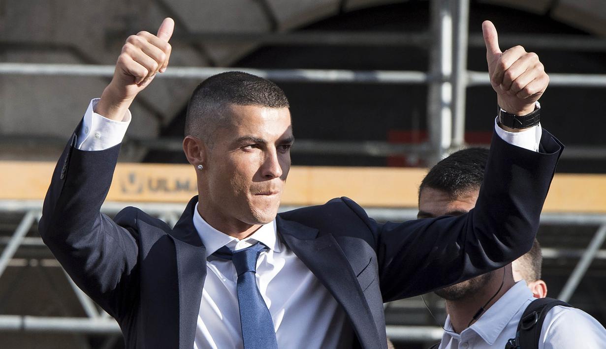 Striker Real Madrid, Cristiano Ronaldo, saat menghadiri perayaan gelar ke-12 Liga Champions di kota Madrid, Spanyol (04/06/2017). Cristiano Ronaldo merubah gaya rambutnya usai menjuarai Liga Champions. (EPA/Luca Piergiovanni)