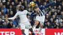 Gelandang Chelsea, Tiemoue Bakayoko, duel udara dengan gelandang West Bromwich, Grzegorz Krychowiak, pada laga Premier League di Stadion The Hawthorns, West Bromwich, Sabtu (18/11/2017). West Bromwich kalah 0-4 dari Chelsea. (AFP/Roland Harrison)