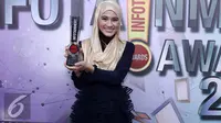 Alyssa Soebandono raih penghargaan Selebriti Berhijab Paling Fashionable di ajang Infotaiment Awards 2017. (Foto: Herman Zakharia/Liputan6.com)