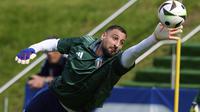 Kiper Italia Gianluigi Donnarumma beraksi saat sesi Latihan publik tim nasional sepak bola Italia di Iserlohn, Jerman, Selasa, 11 Juni 2024. (Bernd Thissen/dpa via AP)