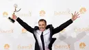  Pembawa Acara Reality Show Terbaik Phil Keoghan melompat kegirangan setelah menerima penghargaan (Jason Merritt/Getty Images/AFP)