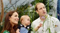 Bersama kedua orangtua nya, Prince George lakukan sesi foto untuk ulang tahunnya hari ini.