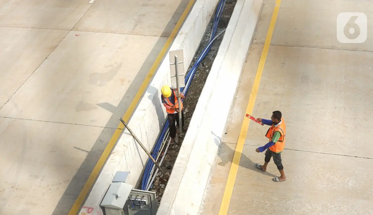 Aktivitas pekerja proyek jalan tol Depok-Antasari seksi II (Brigif-Sawangan), Depok, Jawa Barat, Rabu (24/6/2020). Jalan tol sepanjang 6,30 kilometer yang menjadi bagian dari jalan tol Depok-Antasari tersebut akan segera beroperasi pada Juni-Juli tahun ini. (Liputan6.com/Immanuel Antonius)