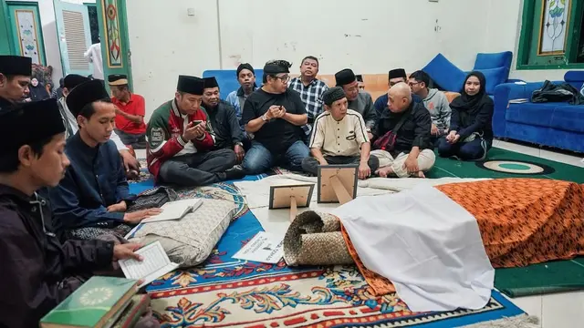 Komedian Nurul Qomar Meninggal Dunia, Ini 6 Potret Denny Cagur Melayat ke Rumah Duka