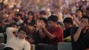 Sejumlah pendukung Timnas Indonesia U-17 memeriahkan acara nonton bareng Piala Dunia U-17 2023 di Avenue of The Stars Lippo Mall Kemang, Jakarta, Jumat (10/11/2023). (Bola.com/Adine Wirya)