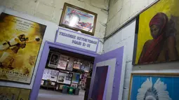 Barang koleksi yang berada di galeri “Treasure in the Trash”, New York, 27 Februari 2016. Koleksi di museum sampah yang didirikan mantan pekerja sanitasi New York ini dikumpulkan selama 33 tahun dan sepenuhnya terdiri dari barang buangan (Don Emmert/AFP)