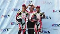 Gerry Salim (kiri) merebut podium juara pada balapan pertama Indospeed Race Series 2017 seri ketiga di Sirkuit Sentul, Sabtu (26/8/2017). (Instagram/Astra Honda Racing Team)