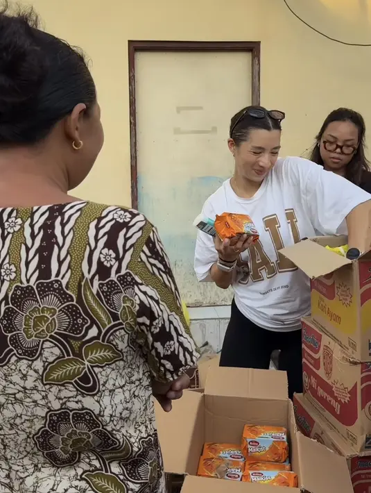 <p>Keluarga Irfan Bachdim yang tinggal di Bali membantu para korban banjir di daerahnya. Terlihat istrinya, Jennifer dan anak-anaknya turut serta dalam aksi bantuan. [@jenniferbachdim]</p>