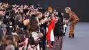 Aktris legendaris, Jane Fonda menyapa model Inggris, Naomi Campbell saat menampilkan koleksi L'Oreal selama Paris Fashion Week, Minggu (1/10). Jane sempat menghentikan langkahnya dan memeluk Naomi yang berada di kursi paling depan. (CHRISTOPHE SIMON/AFP)
