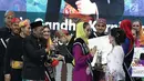 Gubernur DKI Jakarta Djarot Saiful Hidayat memberikan piala kepada pemenang dalam pemilihan Abang None Jakarta 2017 di Central Park, Jakarta, Jumat (15/07). (Liputan6.com/Herman Zakharia)