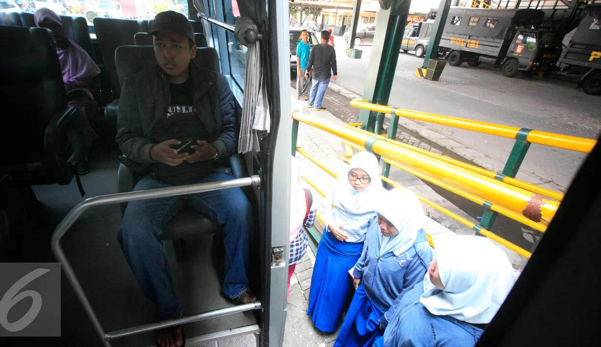 Pejalan kaki saat akan menaiki bus shelter yang melintasi Jl. Malioboro, Yogyakarta, Selasa (5/4). Bus digunakan untuk mengangkut pejalan kaki yang memarkir kendaraan di Taman Parkir Abu Bakar Ali.  (Liputan6.com/Boy Harjanto)