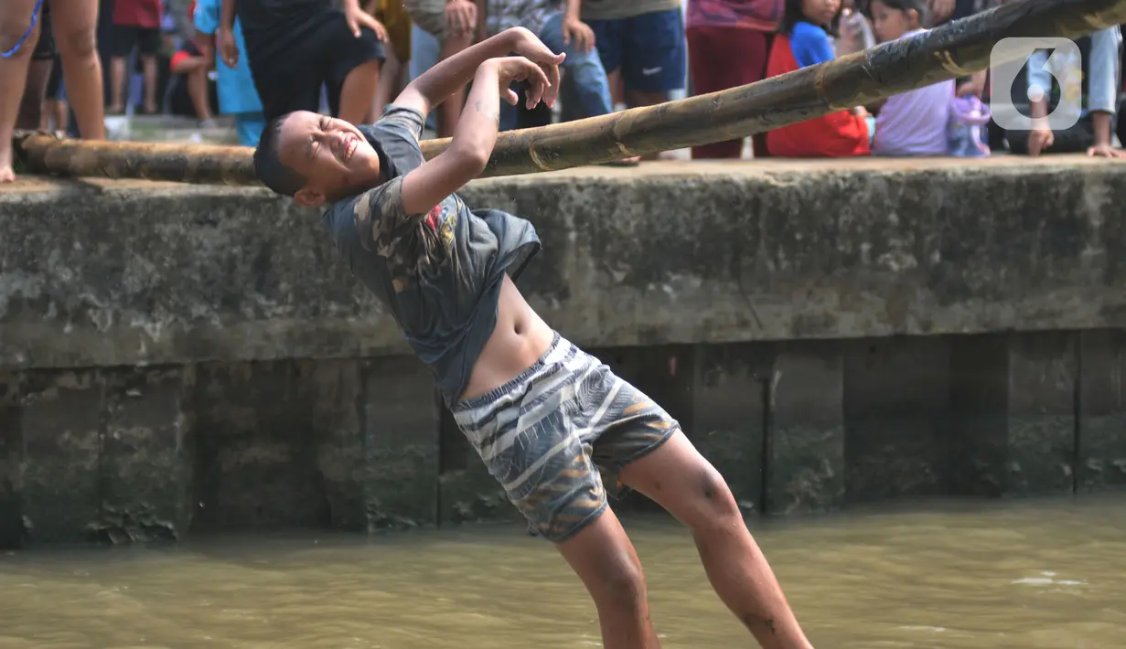 Untuk mencegah hal tidak diinginkan, para peserta lomba titian bambu dan gebuk bantal dipersyaratkan memiliki kemampuan renang. (merdeka.com/Imam Buhori)