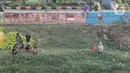 Warga melakukan aktivitas mancing di Kanal Banjir Barat, Jakarta, Selasa (9/6/2020). Fase pertama PSBB transisi di Ibukota dimanfaatkan warga untuk memancing. (Liputan6.com/Johan Tallo)