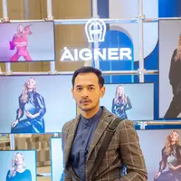 Oka Antara semakin dinamis dengan jas dan tas yang tabrak motif namun tetap atraktif. (Foto: Aigner Indonesia)