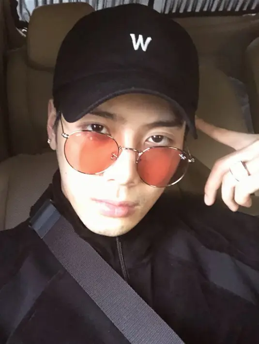 "LA! Malan itu adalah momen yang tak bisa kulupakan. Aku masih tak percaya bisa tampil di The Forum, Amerika Serikat," tulisnya. (Foto: instagram.com/jacksonwang852g7)