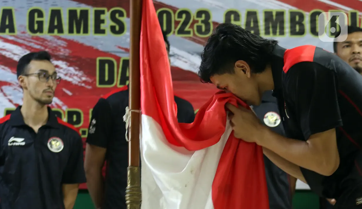 Pelepasan kontingen timnas Voli Indonesia juga disertai seremoni penciuman bendera Merah Putih. (Liputan6.com/Helmi Fithriansyah)