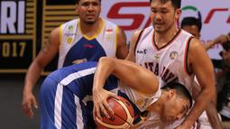 Pemain Satria Muda, Ronaldo Sitepu mencoba melewati adangan pemain Pelita Jaya, Ponsianus Indrawan pada laga Perbasi Cup 2017 di Sports Mall, Kelapa Gading, Jakarta, (10/11/2017). Pelita Jaya menang 82-77.  (Bola.com/Nick Hanoatubun)