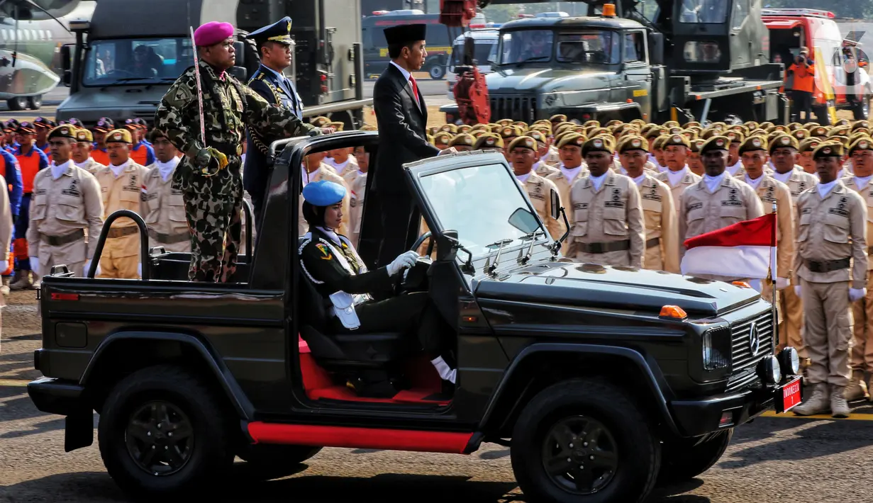 Presiden Joko Widodo atau Jokowi menginspeksi pasukan pada perayaan HUT ke-74 TNI di Taxi Way Echo, Lanud Halim Perdanakusuma, Jakarta Timur, Sabtu (5/10/2019). Jokowi bertindak selaku inspektur upacara. (Liputan6.com/JohanTallo)