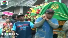 Menurut keterangan warga, pada Jumat siang, korban dibakar oleh menantunya yang berinisial NR. Korban sempat lari menyelematkan diri dengan meminta bantuan warga.