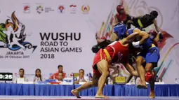 Atlet Wushu nomor Sanda beraksi pada Kejuaraan Nasional Wushu di Sport Mall Britama Arena Kelapa Gading,Jakarta, Sabtu, (28/10/2017). Ajang tersebut juga sebagai test event Asian Games XVIII 2018. (Bola.com/M Iqbal Ichsan)