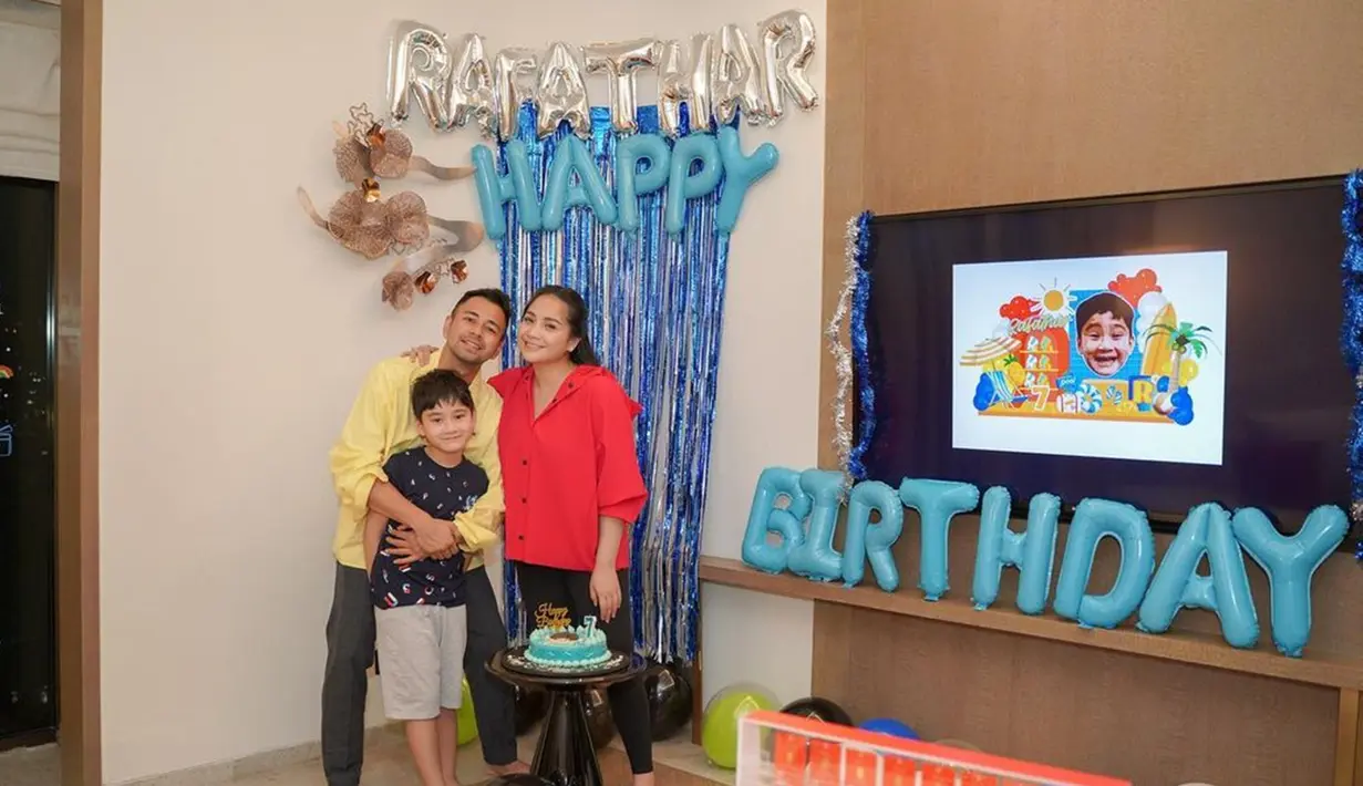 Meski sederhana, namun dekorasi untuk ulang tahun Rafathar Malik Ahmad tetap terlihat begitu meriah. Ada pula foto Rafathar di layar televisi serta beberapa animasi untuk ulang tahunnya. (Liputan6.com/IG/@raffinagita1717)