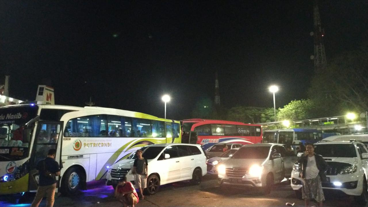 Pemudik tertahan di Pelabuhan Merak hingga berjam-jam belum bisa naik kapal