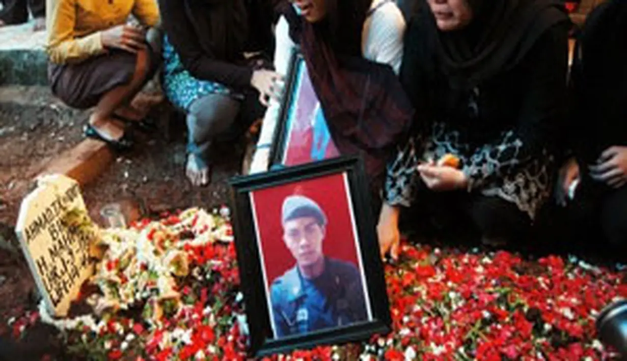 Keluarga almarhum Ahmad Tajudin menabur bunga diatas pusara Ahmad Tajudin di pemakaman keluarga di area Masjid As-Surun, Kebon Jeruk, Jakarta. (Antara)