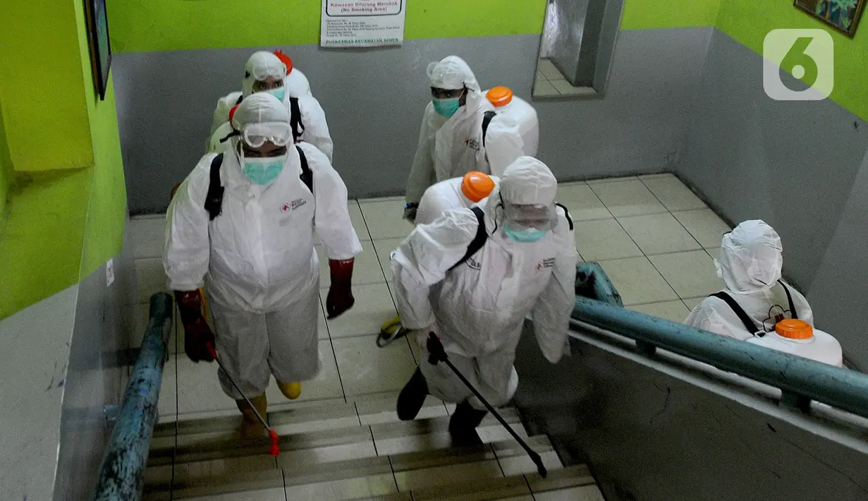 Petugas Palang Merah Indonesia (PMI) melakukan penyemprotan disinfektan di SMPN 216 Jakarta, Senin (16/3/2020). Mulai hari ini, aktivitas sekolah di sejumlah wilayah Indonesia diliburkan untuk mengantisipasi penyebaran virus corona COVID-19. (merdeka.com/Arie Basuki)