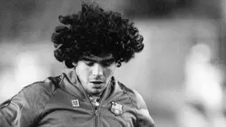 Diego Maradona - Legenda Argentina ini pernah membela Barcelona selama dua tahun. Maradona dipercaya menggunakan nomor punggung 10 pada tahun 1982-1984. (AFP/Joel Robine)