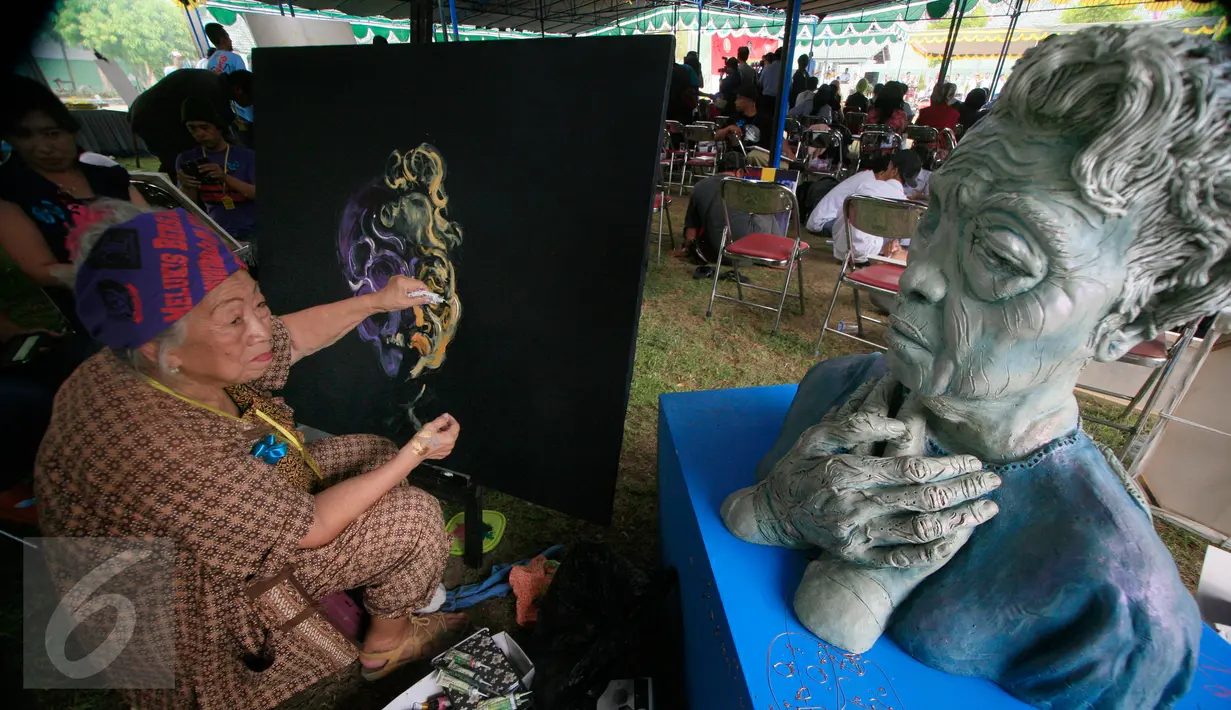 Maestro lukis Kartika Affandi  mengikuti melukis bersama warga binaan  di Lapas Wirogunan,Yogyakarta, Senin (9/11/2015).Komunitas seniman Yogyakarta menggelar aneka kesenian sebagai bentuk kepedulian terhadap penghuni lapas. (Foto:Boy Harjanto)