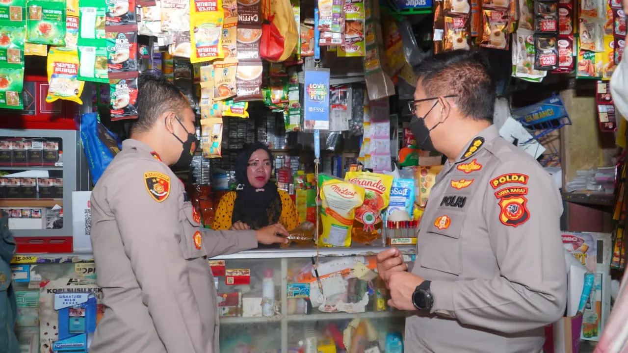Kapolres Tasikmalaya AKBP Rimsyahtono bersama tim Polda Jabar tengah melakukan sidak minyak goreng dan sejumlah kebutuhan masyarakat di salah satu pasar tradisional di Tasikmalaya.