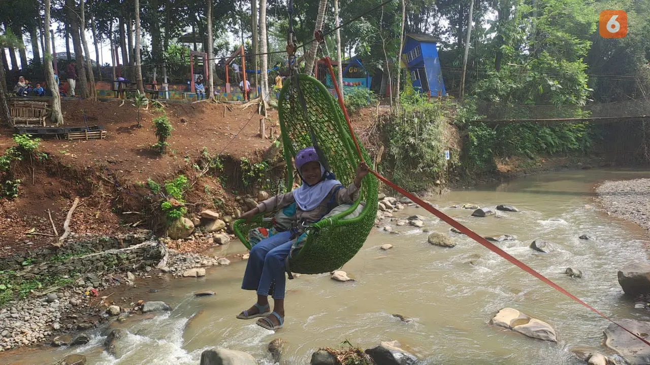 Wahana baru, keranjang ningrat di wisata alam Aku Cantik Villa Kota Sukabumi (Liputan6 com/Fira Syahrin).