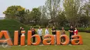 Sejumlah wisatawan berfoto di depan logo Alibaba saat mengunjungi kantor pusat di Hangzhou, China, yang merupakan salah satu perusahaan layanan e-commerce terbesar di dunia. (Liputan6.com/Iwan Triono)