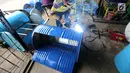 Pekerja sedang mengelas drum bekas untuk bahan membuat kursi di industri kecil Ali Kreatif, Parung Bogor, Selasa (30/1). Industri yang beromset 20 juta rupiah setiap minggunya juga memproduksi tempat sampah, lemari hingga meja. (Liputan6.com/Fery Pradolo)