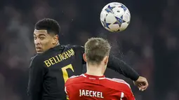 Pemain Real Madrid, Jude Bellingham (kiri) berebut bola dengan pemain Union Berlin, Paul Jaeckel pada laga lanjutan Grup C Liga Champions 2023/2024 di Olympiastadion, Berlin, Jerman, Rabu (13/12/2023) dini hari WIB. (AFP/Odd Andersen)