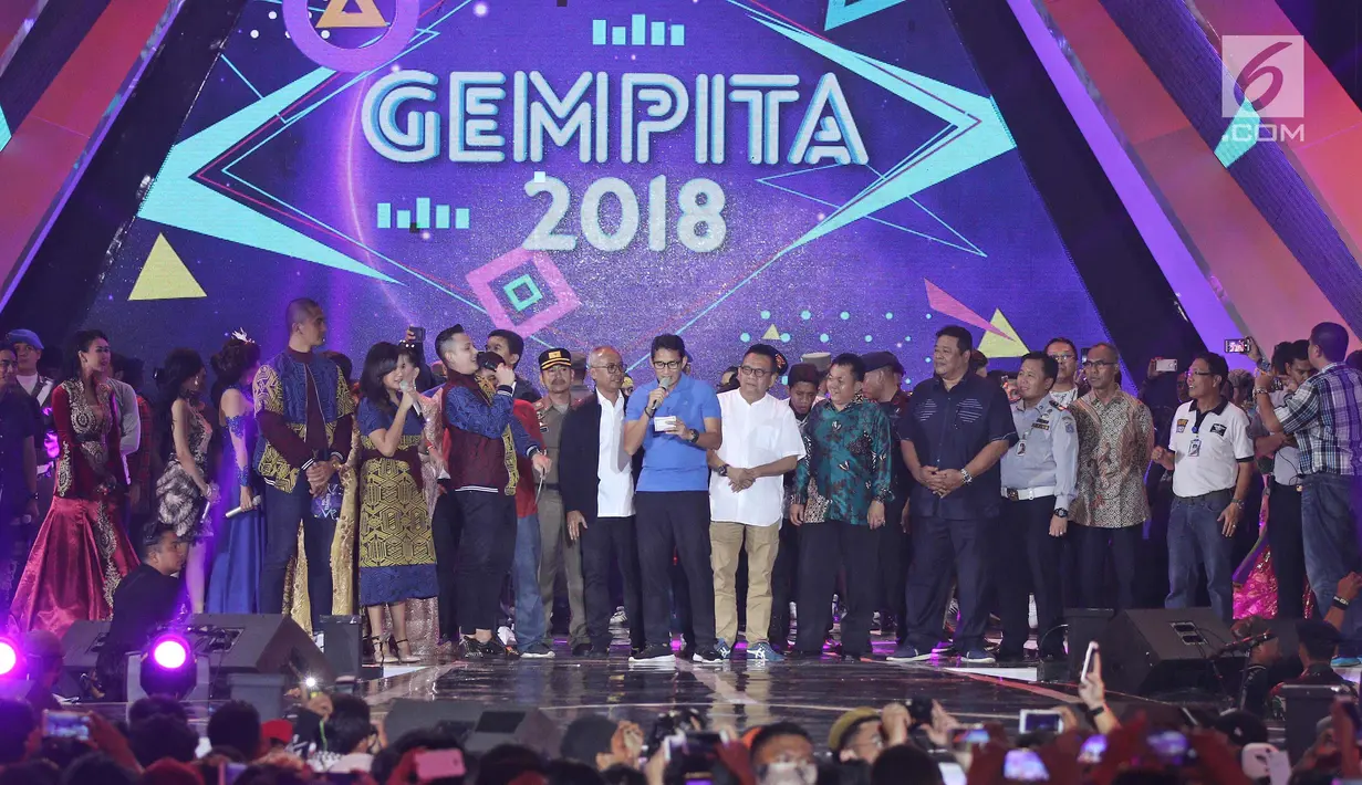 Wakil Gubernur DKI Jakarta, Sandiaga Uno membaca pantun saat konser Gempita 2018 di pantai karnaval Ancol, Jakarta, Senin (1/1). (Liputan6.com/Herman Zakharia)
