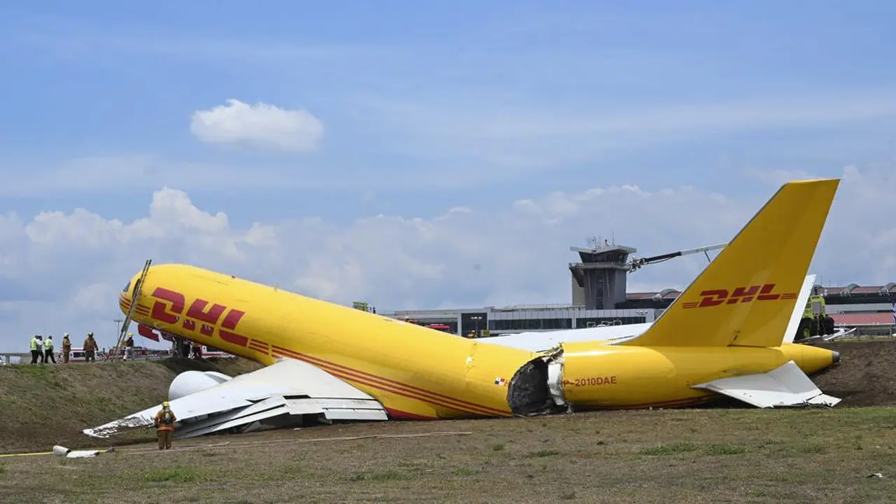 Pesawat kargo lepas landas mengalami kerusakan di landasan pacu Bandara Internasional Juan Santamaria di Alajuela, Kosta Rika, Kamis, 7 April 2022, menyebabkan Boeing 757 itu terbelah dua. (Foto AP/Carlos Gonzalez)