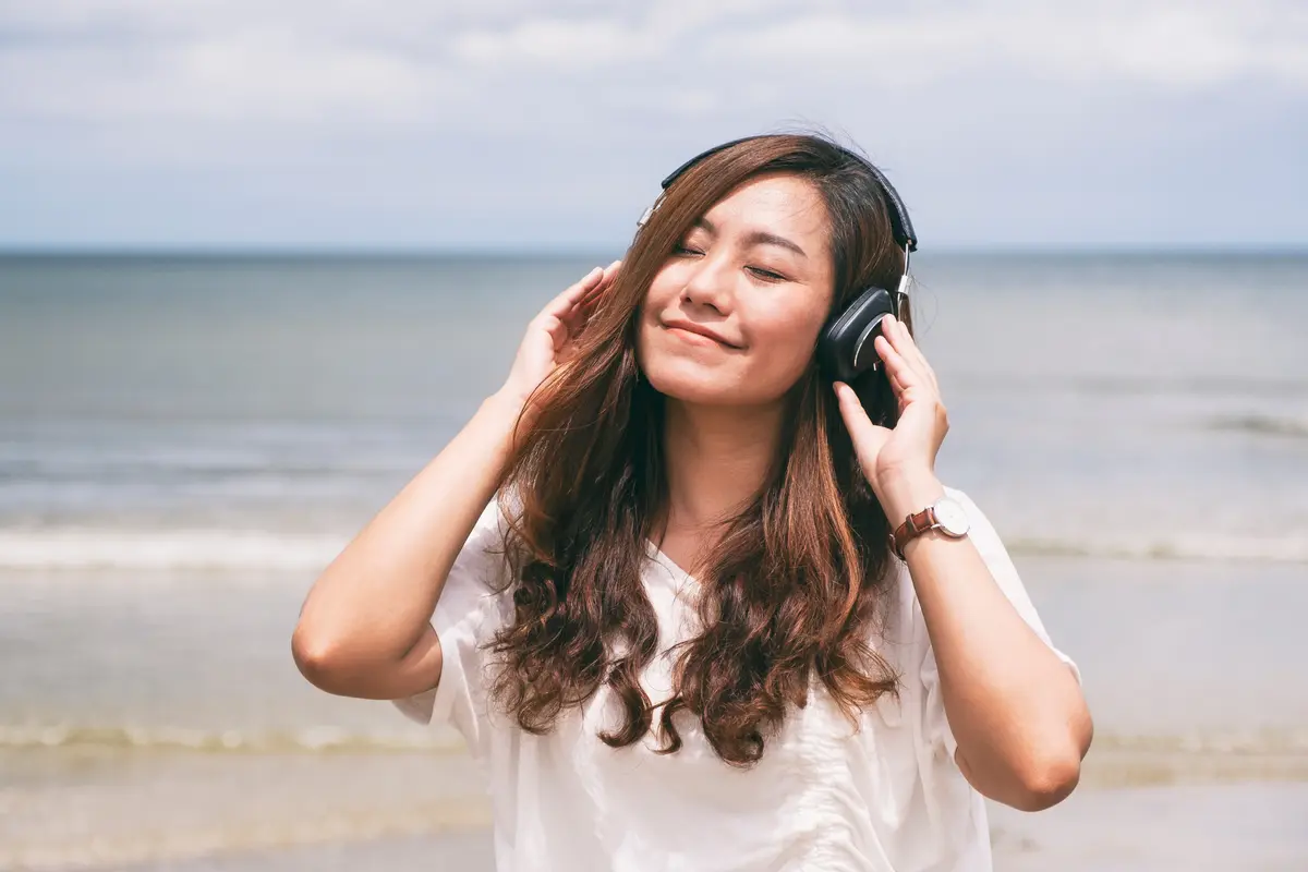 mendengar lagu bagus