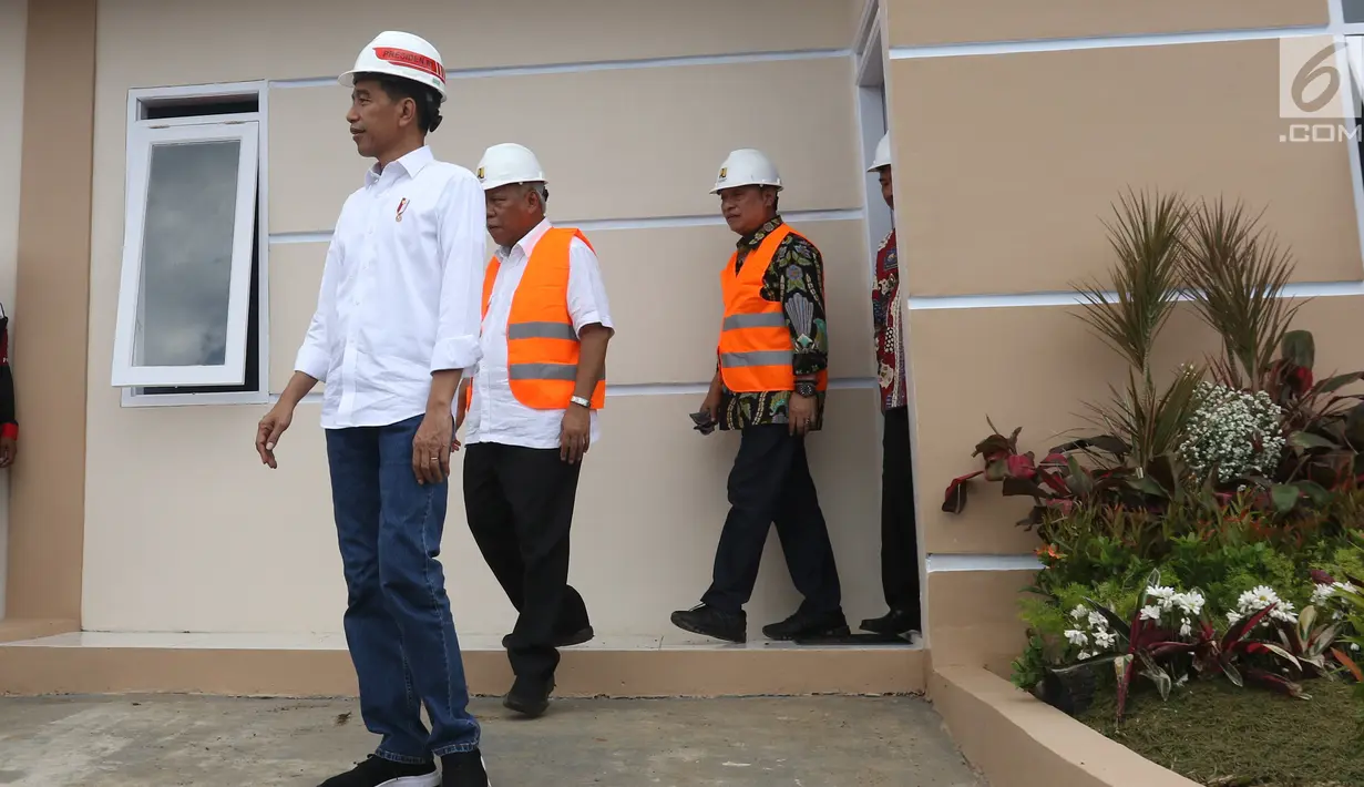 Presiden Joko Widodo didampingi Menteri PUPR Basuki Hadimuljono  dan Dirut BTN Maryono meninjau rumah contoh perumahan Persatuan Pencukur Rambut Garut (PPRG) di Garut, Jawa Barat, Sabtu (19/1). (Liputan6.com/Angga Yuniar)
