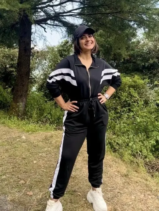 “Kembali ke posisi Anjali setelah 25 tahun (meskipun tidak dapat menemukan bola basketnya) Begitu banyak kenangan dan cinta yang melekat pada film ini.. Senang sekali semua orang menyukainya sama seperti saya mengerjakannya. Yang pertama bagi @karanjohar dan awal dari perjalanan luar biasa bagi @dharmamovies.” Disutradarai oleh Karan Johar, film ini juga menampilkan Anupam Kher, Rani Mukerji dan Archana Puran Singh dalam peran penting,” tulis Kajol di Instagramnya.  [@kajol]