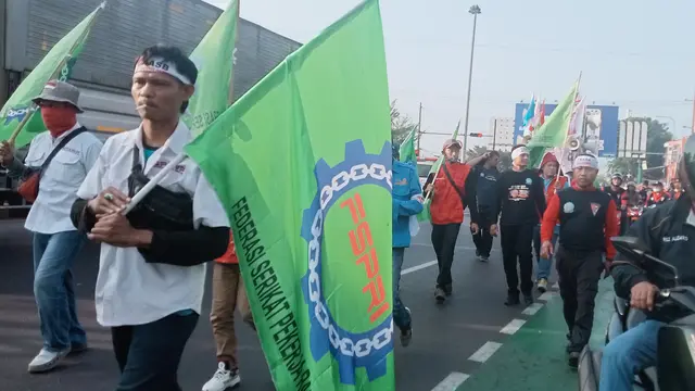 Massa pemuda di simpang Kampus UNISMA 45, Jalan Raya Cut Mutia, Bekasi Timur, Kota Bekasi, menolak aksi buruh yang hendak berdemo ke Jakarta. Foto: Liputan6.com/Bam Sinulingga