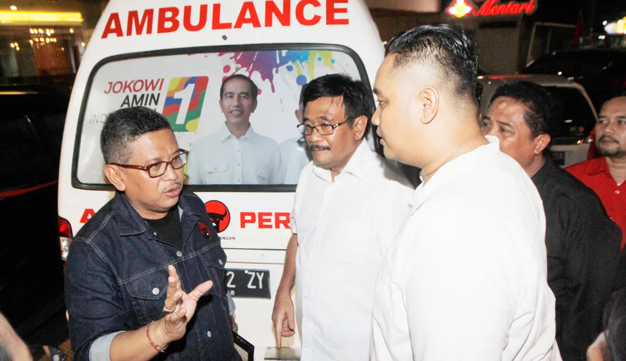 Sekretaris TKN Jokowi-Ma'ruf Amin, Hasto Kristiyanto dan Ketua DPP PDIP Bidang Organisasi Djarot Saiful Hidayat menghadiri acara ngobrol santai dengan pemilih milenial dan organisasi kepemudaan di Tangerang, Banten, Jumat (21/12). (Liputan6.com/HO/Dodi)