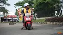 Pernah viral istilah starling alias kopi keliling, Ucok Baba pun memutuskan untuk mencoba berjualan minuman tersebut. Kali ini, artis keturunan Batak itu tidak menggunakan motor putihnya, melainkan ganti menggunakan motor berwarna merah yang tampak menggemaskan. Berbagai merek kopi pun dipajang olehnya. (Liputan6.com/YouTube/@UcokBabaofficial)
