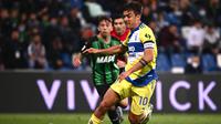 Paulo Dybala samakan skor untuk JUventus saat menghadapi Sassuolo di babak 1 (AFP)