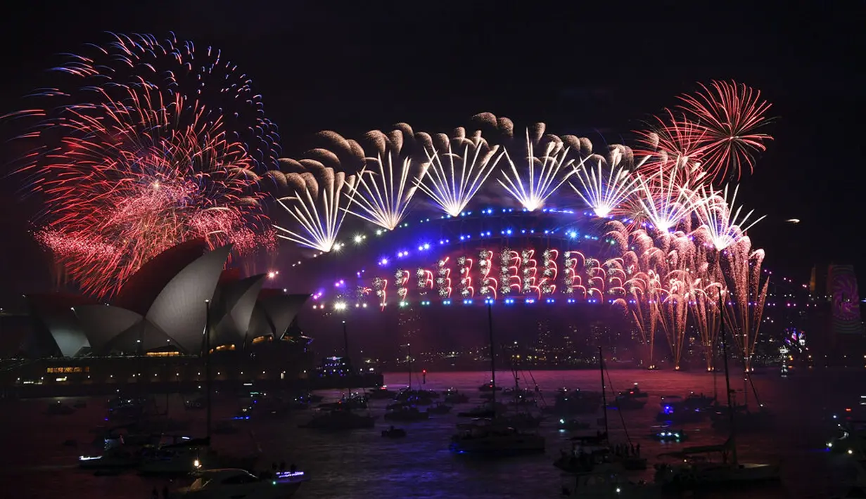 Kembang api menghiasi langit Sydney Opera House dan Harbour Bridge saat perayaan malam Tahun Baru di Sydney, Australia, Sabtu (1/1/2022). (Dean Lewins/AAP Image via AP)
